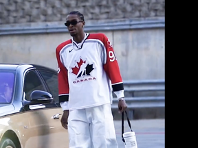 Canadian star guard Shai Gilgeous-Alexander arrives to a game wearing a Wayne Gretzky jersey.