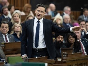 2024 年 4 月 30 日星期二，渥太华，保守党领袖 Pierre Poilievre 在质询期间起立回应下议院议长。