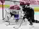 세네타스의 선장 브레이디 토카추크는 토요일 경기의 두 번째 마침표로 캐나디언스 골키퍼 케이든 프리모 앞에서 팩을 스틱 핸들링했다.