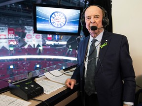 传奇播音员鲍勃·科尔于 2019 年 4 月 6 日星期六在蒙特利尔举行的蒙特利尔加拿大人队与多伦多枫叶队之间的最后一场 NHL 曲棍球比赛前摆姿势。