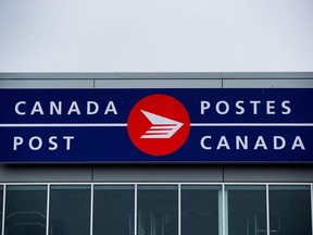 2017 年 6 月 1 日星期四，加拿大邮政标志出现在不列颠哥伦比亚省里士满。
