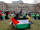2024 年 4 月 29 日星期一，渥太华大学巴勒斯坦学生协会在 Tabaret Hall 前举行静坐。