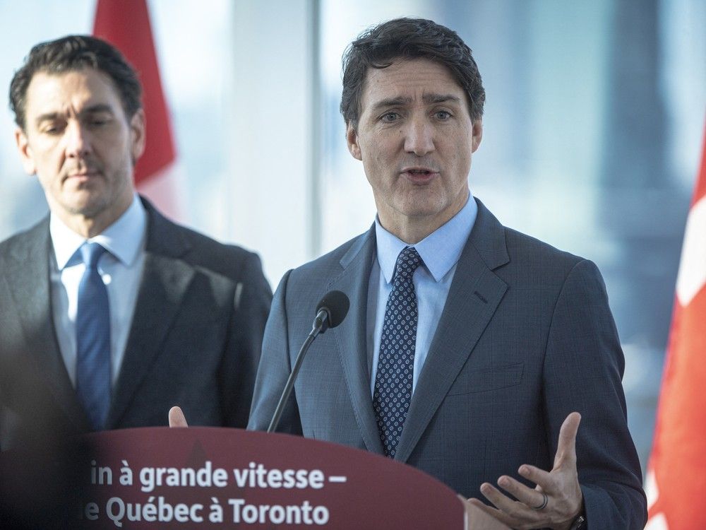 ジャスティン・トルドー首相は、2025年2月19日にモントリオールの旧港で開催された記者会見で講演します。政府は、ケベック市とトロントをつなぐ高速列車（TGV）を発表し、その間に停車します。 