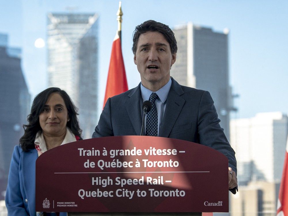 ジャスティン・トルドー首相は、2025年2月19日にモントリオールの旧港で開催された記者会見で講演します。政府は、ケベック市とトロントをつなぐ高速列車（TGV）を発表し、その間に停車します。