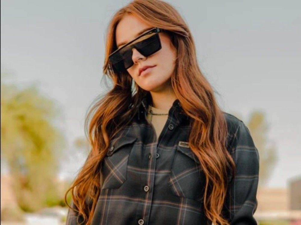 Franela is a popular option at this time and is back in the trend after its peak during the 90's grunge period.