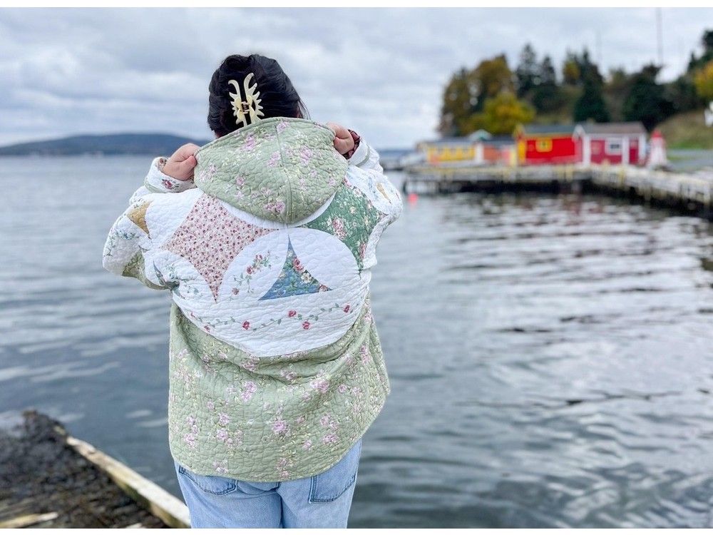 Seams next to the NL sea is recycling old bedspreads and makes them a portable fashion. This short layer is an example of how something old can become new again.
