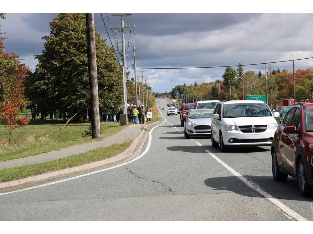 Traffic was steady along Grand Lake Road in Sydney on Oct. 2 around noon as protesters gathered on the lawn of the Cape Breton Regional Police headquarters in solidarity against the federal gun buy back program. Many drivers honked in support of the protestors. NICOLE SULLIVAN / CAPE BRETON POST Traffic was steady along Grand Lake Road in Sydney on Oct. 2 around noon as protesters gathered on the lawn of the Cape Breton Regional Police headquarters in solidarity against the federal gun buy back program. Many drivers honked in support of the protestors. NICOLE SULLIVAN / CAPE BRETON POST