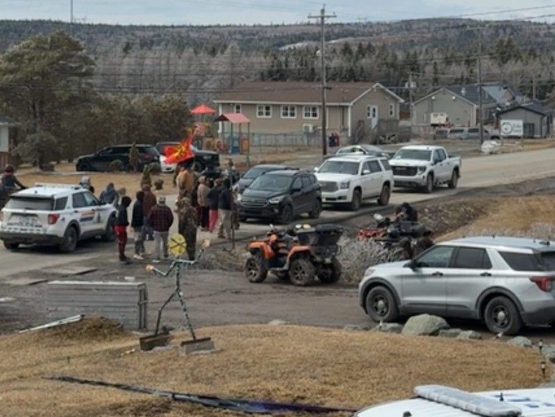 Potlotek shuts down Hwy 4 in Cape Breton following cannabis raid, RCMP abandon police vehicles
