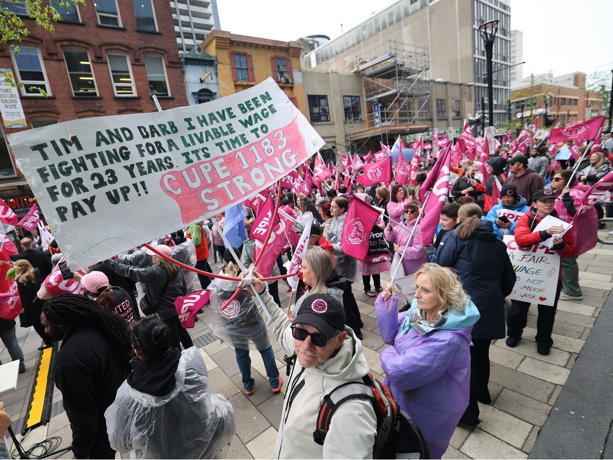 Bargaining resumes for striking long-term care workers as tension rises between union, Nova Scotia government