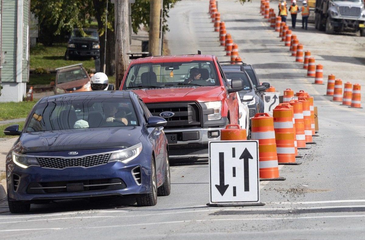 Motorists wait at the traffic lights at the intersection of Connaught Avenue and Bayers Road on Wednesday, Oct. 21, 2026.