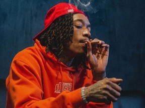 rapper-wiz-Khalifa-smoking