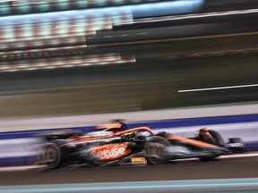 DOSSIER – Le pilote australien de McLaren, Daniel Ricciardo, conduit lors du Grand Prix de Formule 1 d'Abou Dhabi sur le circuit de Yas Marina dans la ville émiratie d'Abou Dhabi le 20 novembre 2022.
