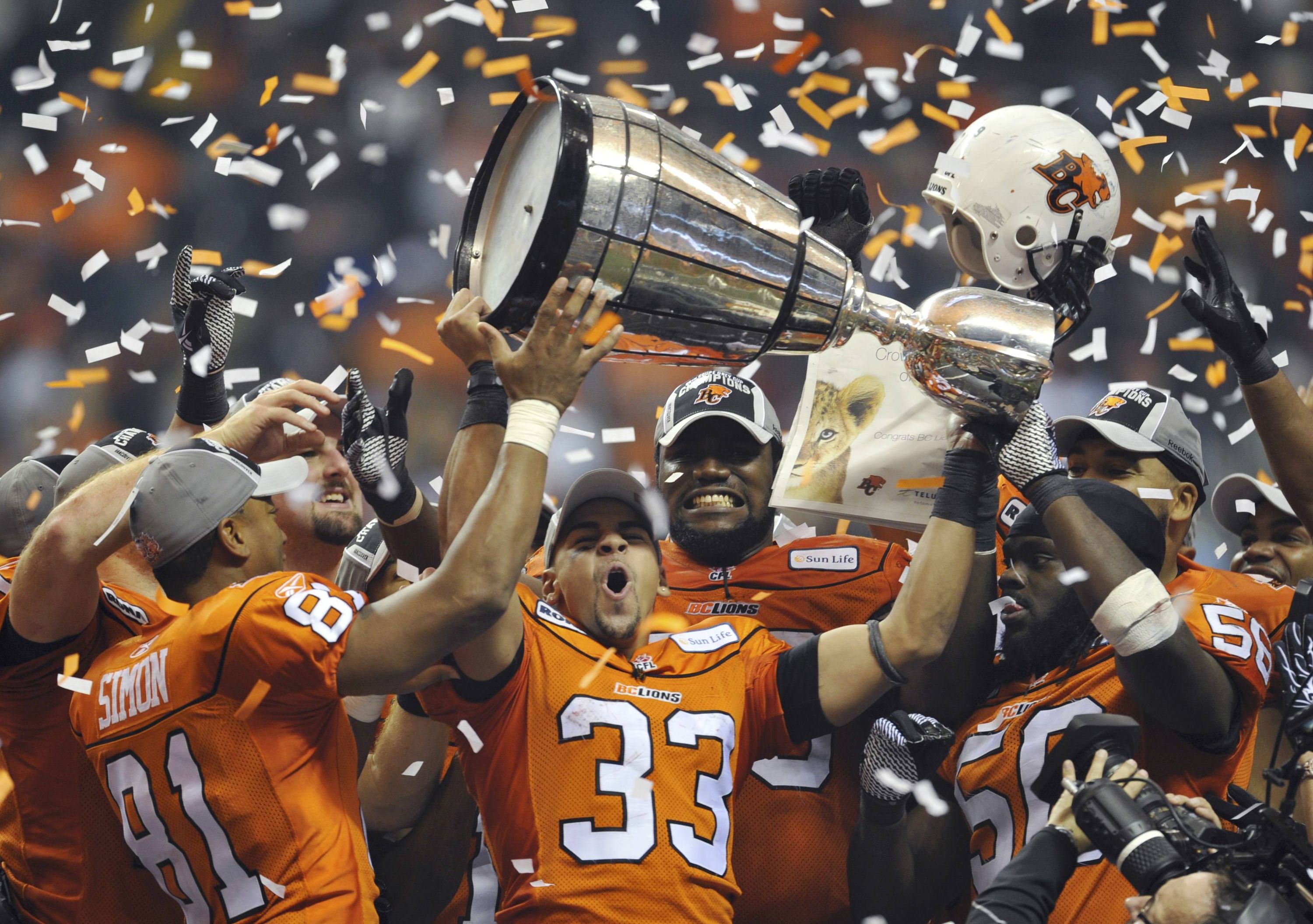 Andrew Harris lifts the Grey Cup.