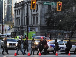 Police direct traffic off of Howe Street during an incident outside the Vancouver Art Gallery on Thursday, Dec. 22. (Nick Procaylo, PNG)