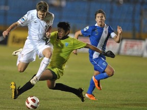 Kelyn Rowe (L) in action for the U.S. under-20 team. (JOHAN ORDONEZ/AFP/Getty Images)