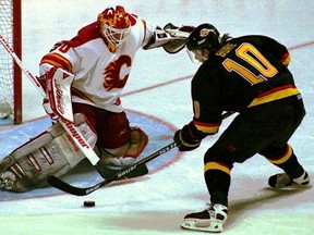 1994-canucks-flames-vernon-bure