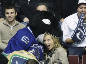 Anne-Heche-at-a-Canucks-game (1)