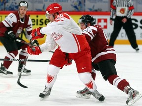 Jannik Hansen (in white) at the worlds: Fancy drop pass or tenacious forecheck, he has to decide.