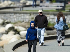While thousands enjoy the Stanley Park seawall each year, including these people in May, many aren’t sure if extending it to Jericho Beach is affordable  or even feasible. (Ward Perrin/PNG FILES)