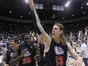 Kelly Olynyk salutes the fans during Gonzaga's incredible regular season. (AP photo)