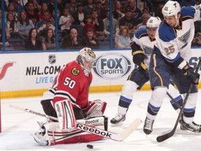 Blues winger Chris Stewart (25) couldn't beat Hawks goalie Corey Crawford on Sunday. (Photo by Mark Buckner/NHLI via Getty Images)