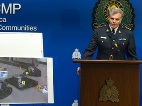 RCMP Chief Supt. Wayne Rideout displays a photo of pressure cookers that RCMP say two people intended to use as terrorist bombs. (THE CANADIAN PRESS FILES)