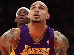 North Vancouver's Robert Sacre re-signs with the Lakers. (NBA images)