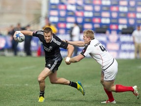 New Zealand's Tim Mikkelson eludes Canada's John Moonlight to score his side's third try in the cup semifinals at the USA Sevens - (Photo Martin Seras Lima)