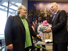 Seattle artist Dale Chihuly and mayor Ed Murray. AP photo.