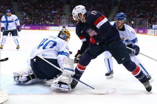 Kesler dinged up his hand in Sochi. Why the mystery? (Photo by Streeter Lecka/Getty Images)