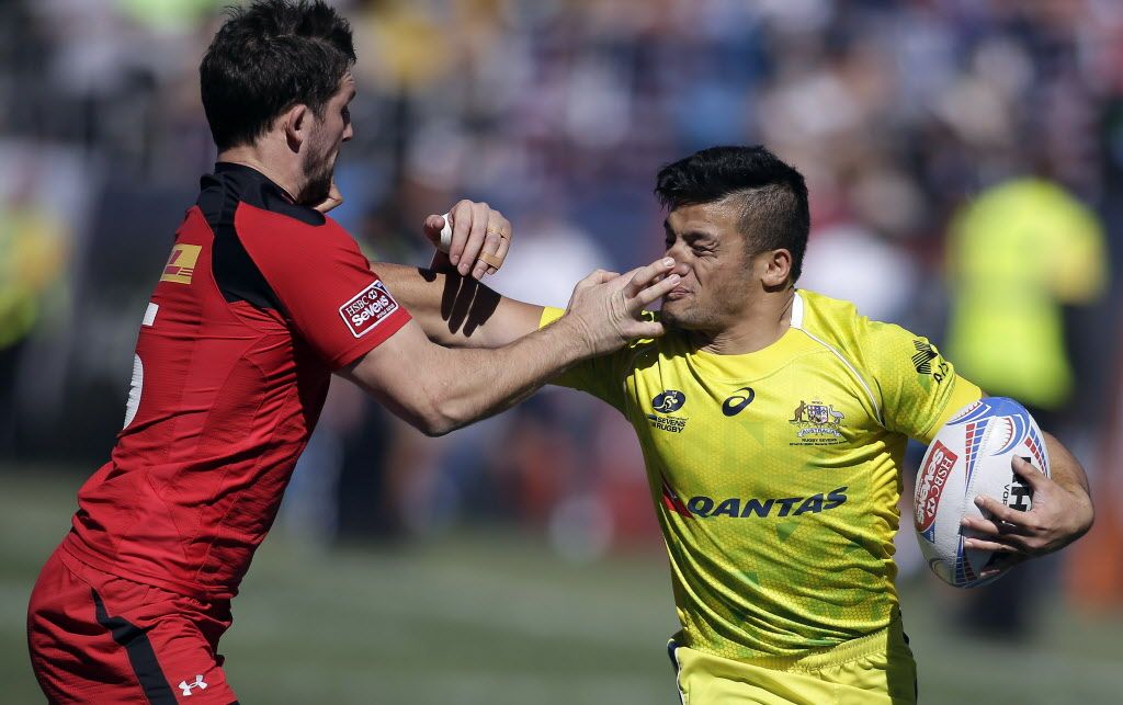 England's James Rodwell (L) covers a run by Australia's Allan Fa'alava'au during the USA Rugby Sevens tournament in Las Vegas, Nevada, February 15, 2015. AFP PHOTO / ISAAC BREKKENIsaac Brekken/AFP/Getty Images