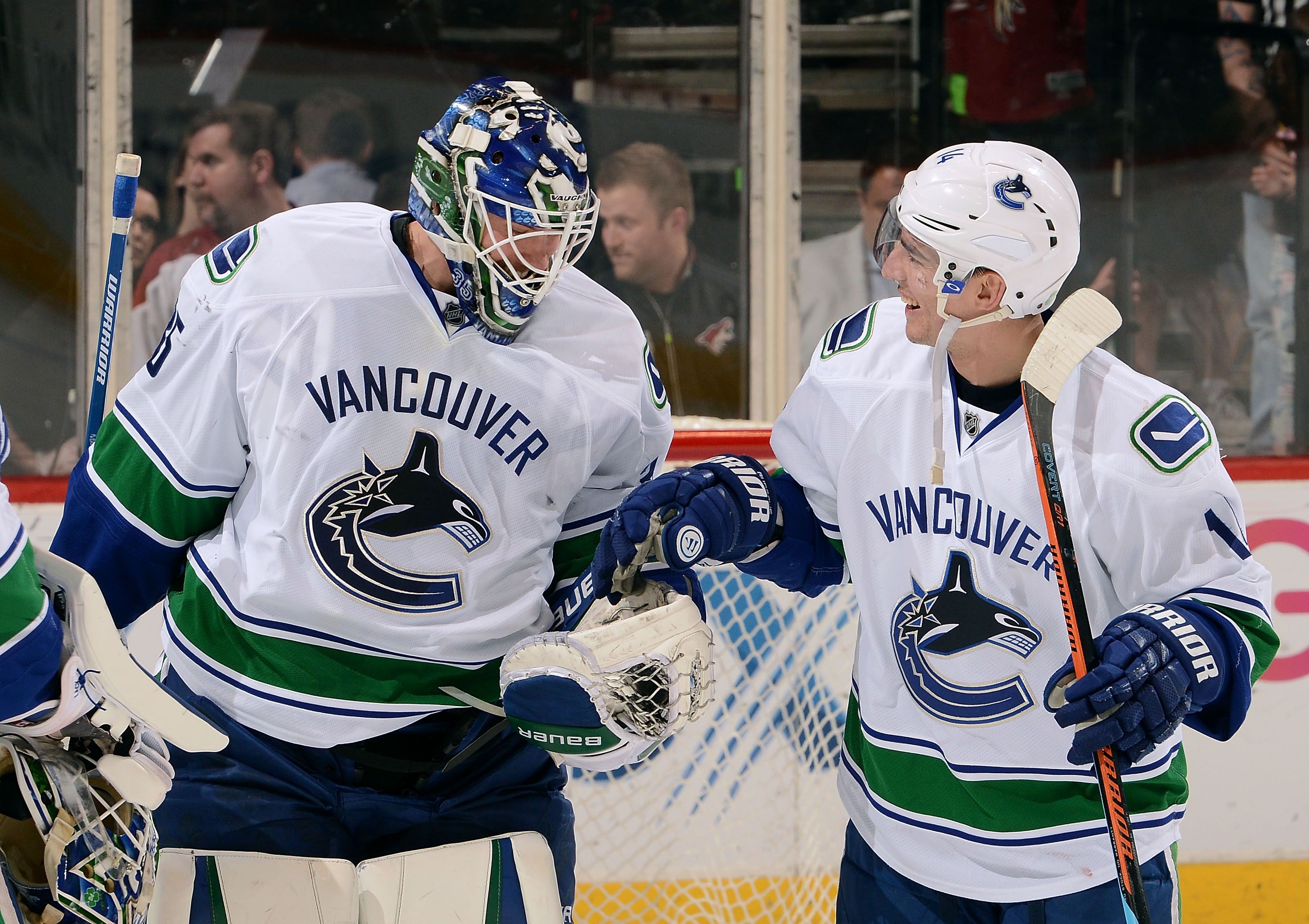 Vancouver Canucks' Jacob Markstrom makes highlight-reel save in
