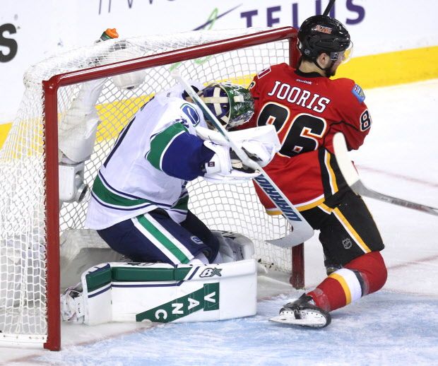 0420-Flames Canucks10