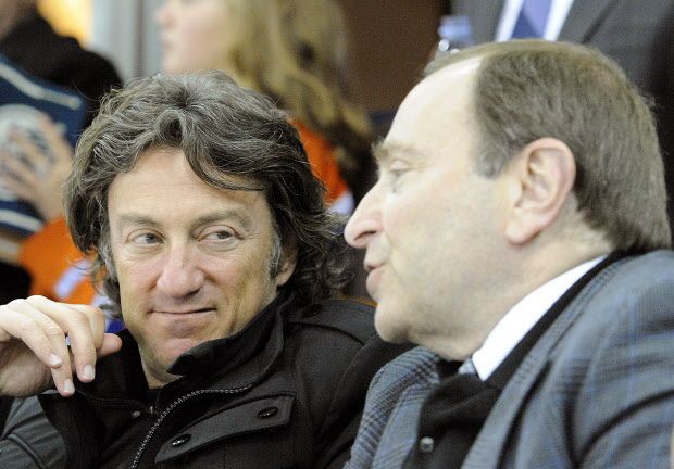 The city of Edmonton should be honest about its need for a new arena for the Edmonton Oilers, despite the desires of owner Daryl Katz, seen with NHL commissioner Gary Bettman in Edmonton in 2011. (Local Input~ Sunday February 20, 2011 Page A1  EDMONTON, ALBERTA: FEBRUARY 19, 2011 - Edmonton Oilers owner Daryl Katz (left) and National Hockey League Commissioner Gary Bettman (right) watch the game between the Edmonton Oilers and Atlanta Thrashers in Edmonton February 19, 2011. (Photo by Larry Wong/Edmonton Journal/Postmedia News) ORG XMIT: POS2012121313211754)
