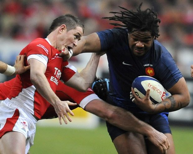 France’s centre Mathieu Bastareaud (R) vies with Wales’ fullback Lee Byrne during the 6 Nations rugby union match France vs Wales on February 27, 2009 at the Stade de France in Saint-Denis, near Paris. (FRANCK FIFE/AFP/Getty Images)