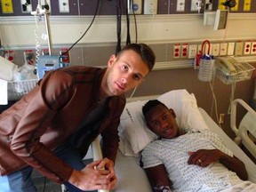 Caps goalkeeper Paolo Tornaghi (left) visits injured Olimpia player Romell Quioto in the hospital (Mynor Campos photo)
