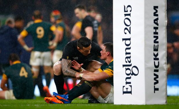 LONDON, ENGLAND - OCTOBER 24: Jesse Kriel of South Africa is consoled by Sonny Bill Williams of the New Zealand All Blacks at the end of the match during the 2015 Rugby World Cup Semi Final match between South Africa and New Zealand at Twickenham Stadium on October 24, 2015 in London, United Kingdom. (Photo by Shaun Botterill/Getty Images)