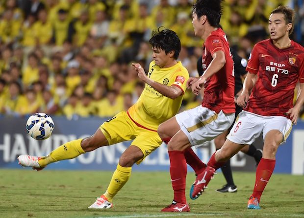 Whitecaps' latest signing Masato Kudo (L) in action for Kashiwa Reysol during the AFC Champions League quarter-final. (KAZUHIRO NOGI/AFP/Getty Images)