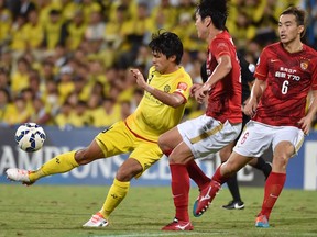 Whitecaps' latest signing Masato Kudo (L) in action for Kashiwa Reysol during the AFC Champions League quarter-final. (KAZUHIRO NOGI/AFP/Getty Images)