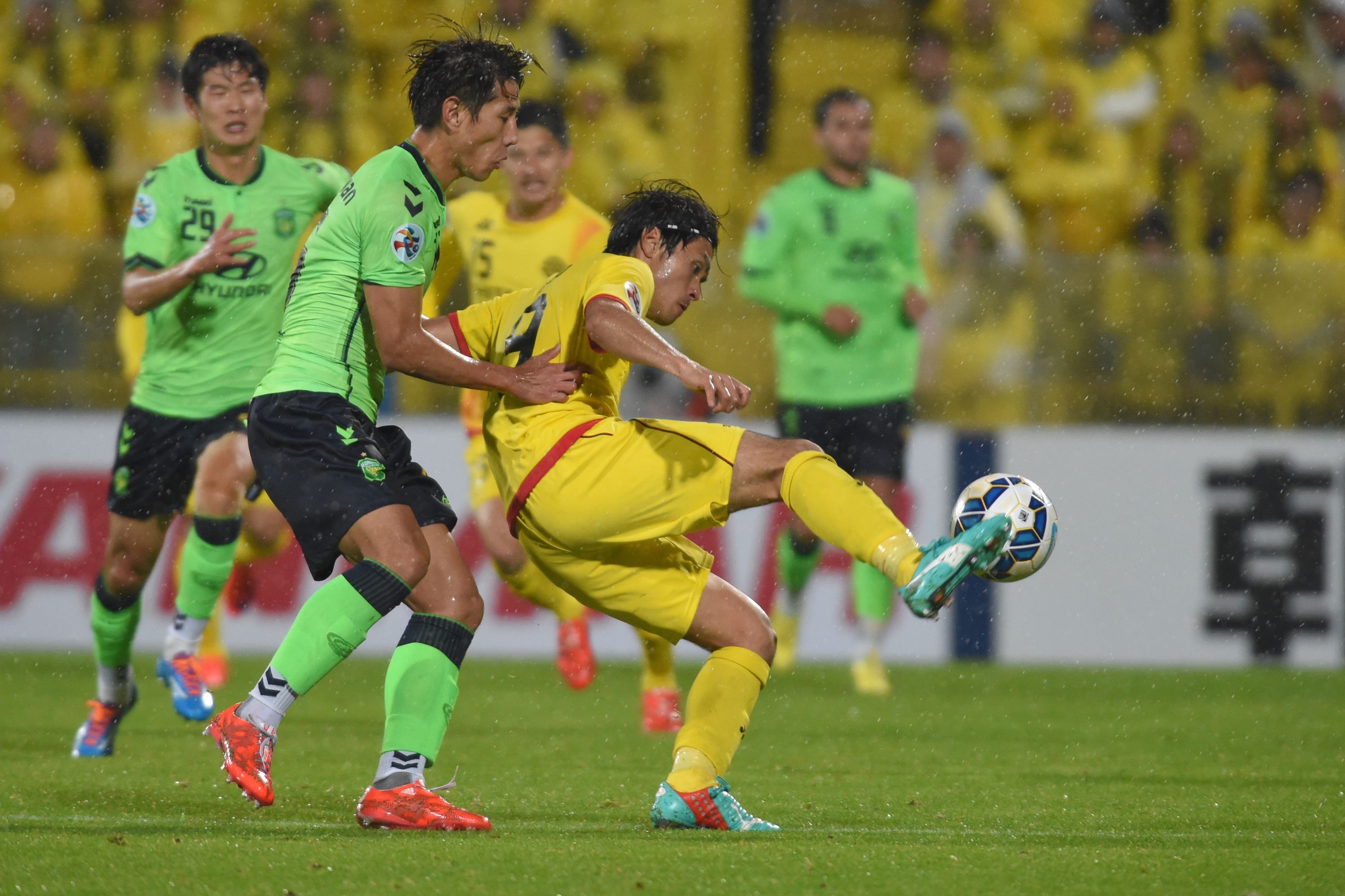Masato Kudo in action in April vs. Jeonbuk Hyundai  in the Asian Champions League. (Masashi Hara/ Getty Images)
