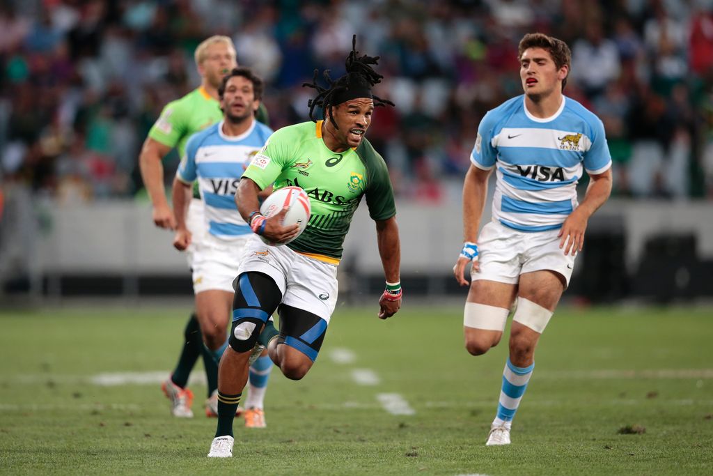 South African's Rosko Speckman (C) breaks through during the Rugby Sevens series Cape Town leg Cup final against Argentina on December 13, 2015 at the Cape Town stadium in Cape Town, South Africa.  / AFP / GIANLUIGI GUERCIA        (Photo credit should read GIANLUIGI GUERCIA/AFP/Getty Images)