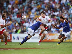 Pat Kay offloads to Sean White in the bowl final at the Sydney 7s (Matt King/Getty Images)