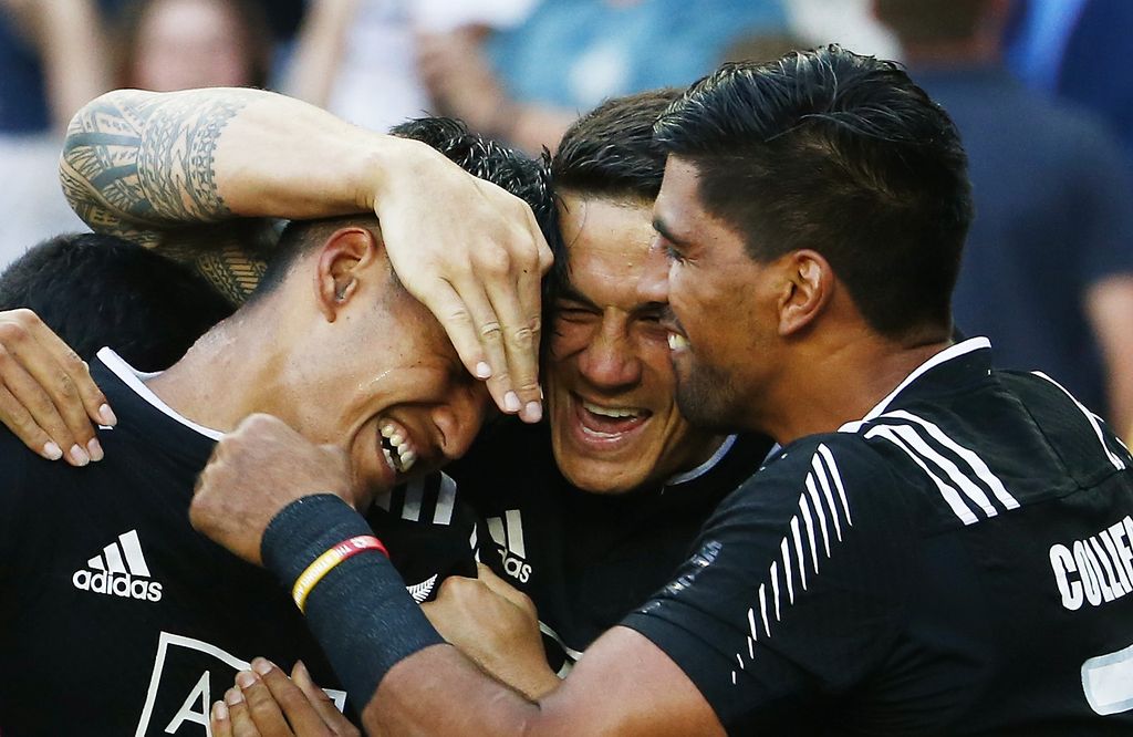 SYDNEY, AUSTRALIA - FEBRUARY 07:  Rieko Ioane of New Zealand (L) is congratulated by teammate Sonny Bill Williams (C) after scoring the final try to win the 2016 Sydney Sevens final match between Australia and New Zealand at Allianz Stadium on February 7, 2016 in Sydney, Australia.  (Photo by Daniel Munoz/Getty Images)