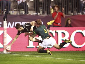 Kwagga Smith of South Africa tries to tackle Lewis Ormond of New Zealand as he scores a try during the final at the 2016 Canada Sevens.