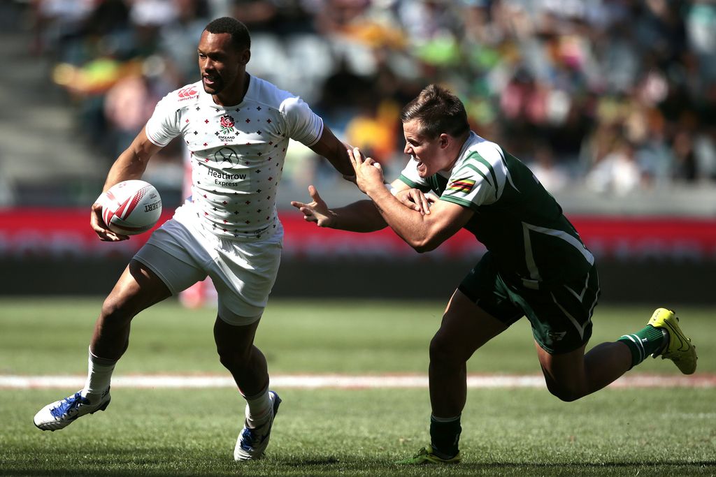 England's Dan Norton (L) vies with Zimbabwe's Riaan O'neill (R) during the match between England and Zimbabwe at the Rugby Sevens series Cape Town leg on December 12, 2015 at the Cape Town stadium in Cape Town, South Africa. / AFP / GIANLUIGI GUERCIA        (Photo credit should read GIANLUIGI GUERCIA/AFP/Getty Images)
