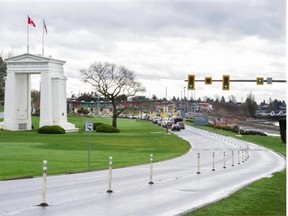 SURREY, B.C.: February 18, 2016  þÄî  Traffic lines up to enter the United States at the Peace Arch border crossing in South Surrey, B.C. Thursday February 18, 2016. 
  
 (See story by Nick Eagland) 
  
 (Photo by Ric Ernst/ PNG) 
  
 TRAX #: 00041787A
