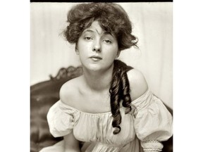 Evelyn Nesbit in 1901, four years before she married Henry Thaw. Thaw shot and killed architect Stanford White on June 25, 1906 after he learned that White had seduced his wife when she was 16, resulting in the first trial to be dubbed "the trial of the century." For a John Mackie story. [PNG Merlin Archive]