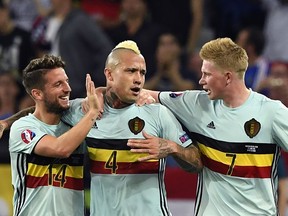 Belgium's midfielder Radja Nainggolan (C) is congratulated by Belgium's forward Dries Mertens (L) and Belgium's midfielder Kevin De Bruyne after scoring a goal during the Euro 2016 group E football match between Sweden and Belgium at the Allianz Riviera stadium in Nice on June 22, 2016. /