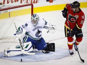 Richard Bachman has re-signed with the Canucks.