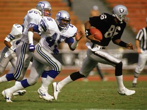 Kenny Easley in action for the Seahawks in 1987, chasing the Raiders' Mervyn Fernandez.